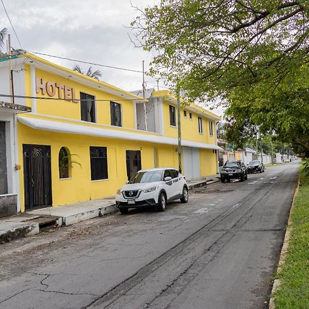 Oyo Hotel Marias,Aeropuerto Internacional De チェトゥマル エクステリア 写真