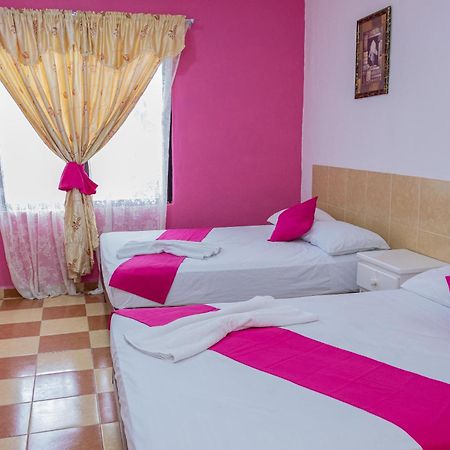 Oyo Hotel Marias,Aeropuerto Internacional De チェトゥマル エクステリア 写真