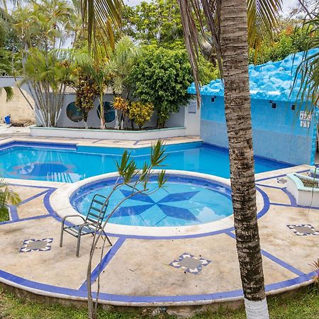 Oyo Hotel Marias,Aeropuerto Internacional De チェトゥマル エクステリア 写真