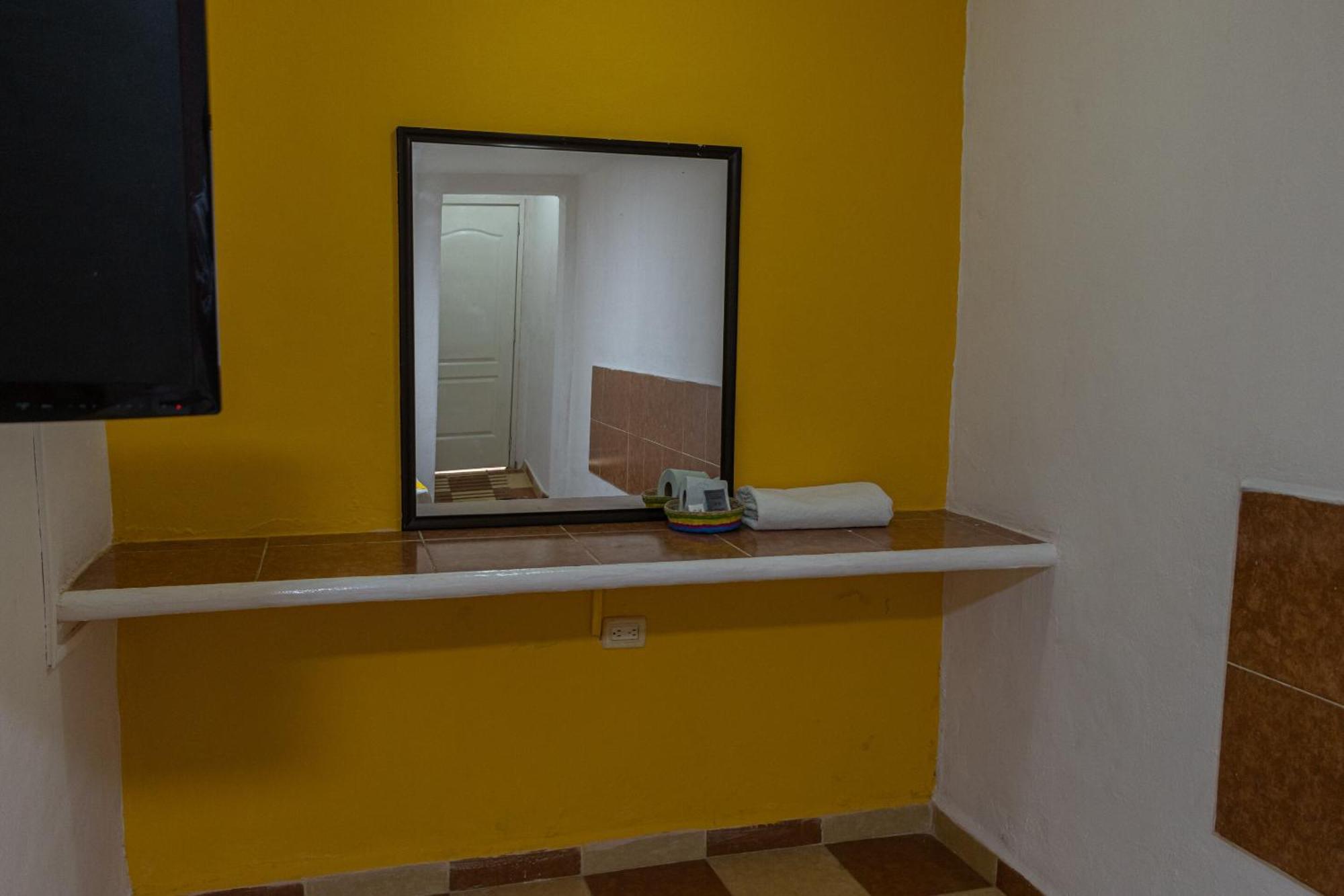 Oyo Hotel Marias,Aeropuerto Internacional De チェトゥマル エクステリア 写真