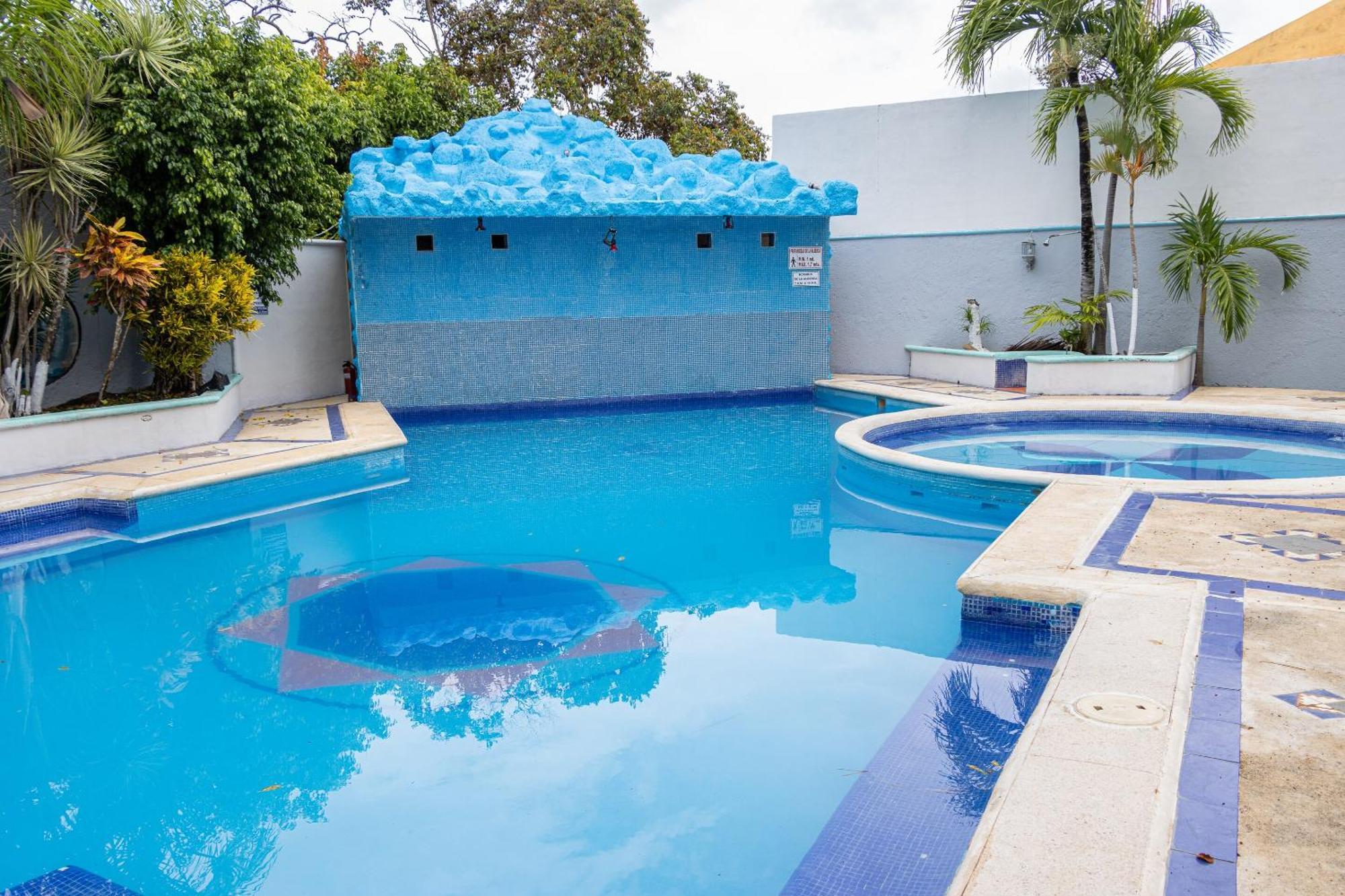 Oyo Hotel Marias,Aeropuerto Internacional De チェトゥマル エクステリア 写真