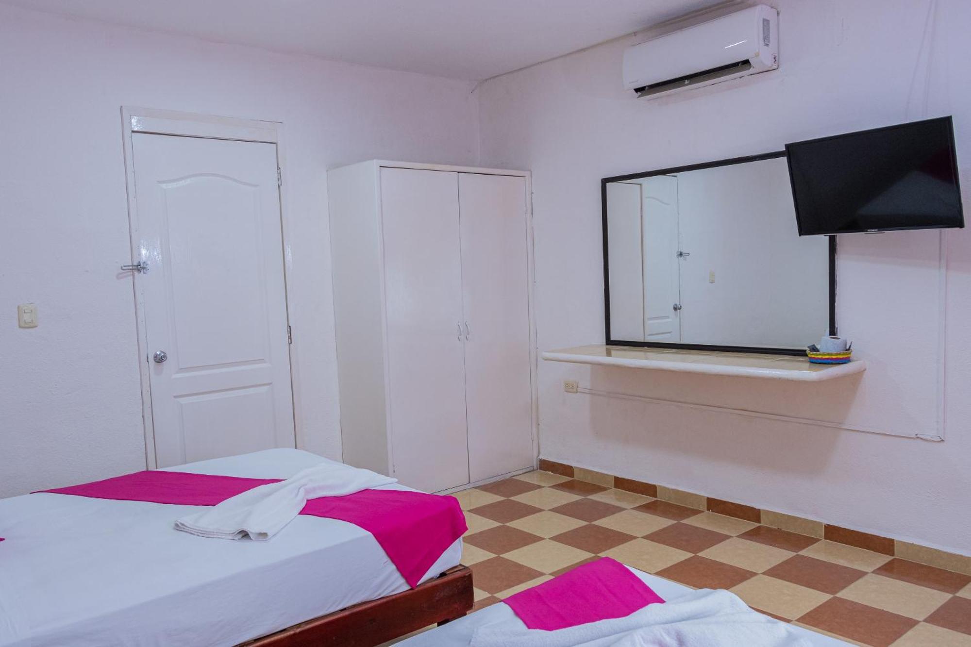Oyo Hotel Marias,Aeropuerto Internacional De チェトゥマル エクステリア 写真