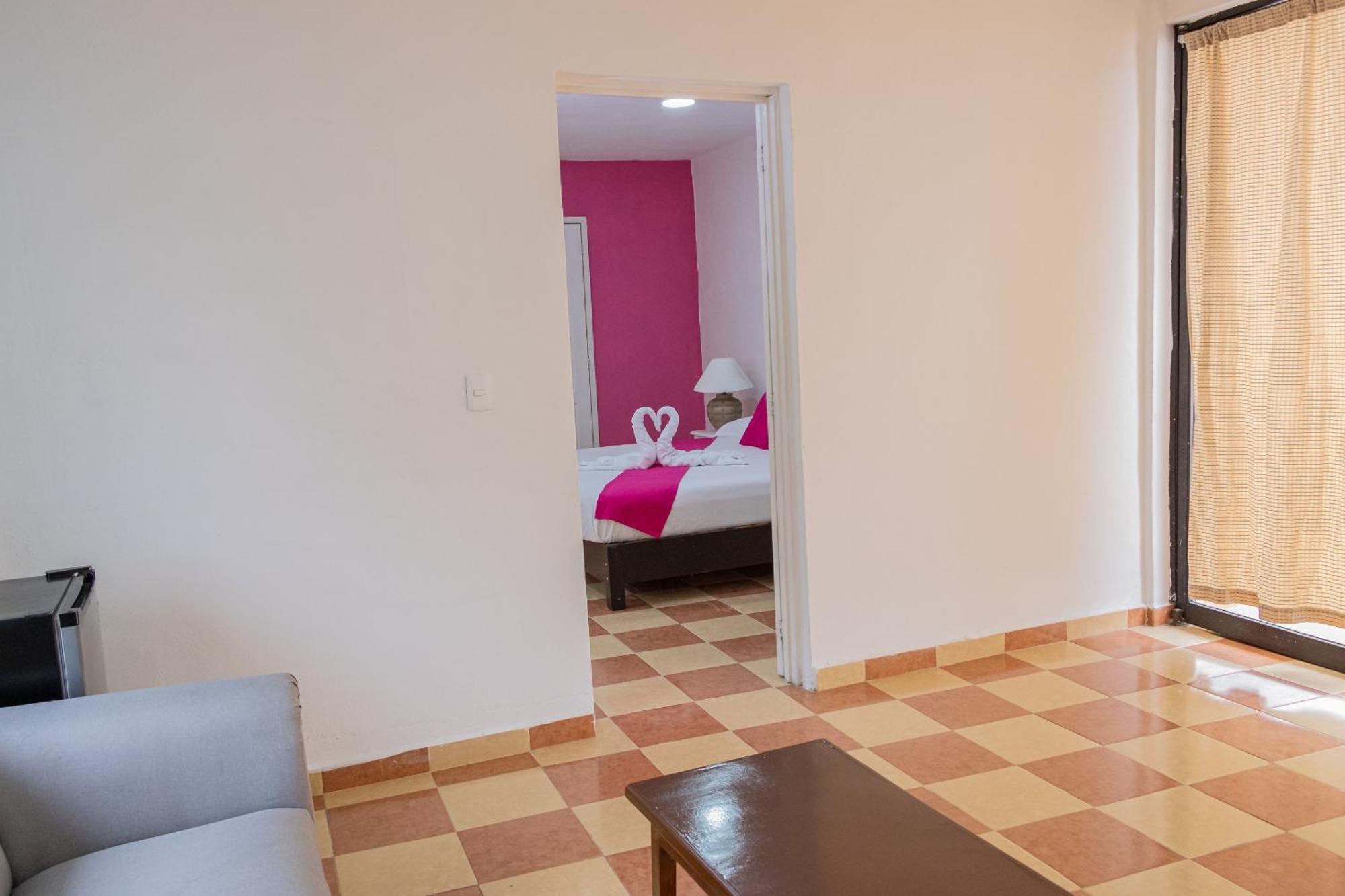 Oyo Hotel Marias,Aeropuerto Internacional De チェトゥマル エクステリア 写真