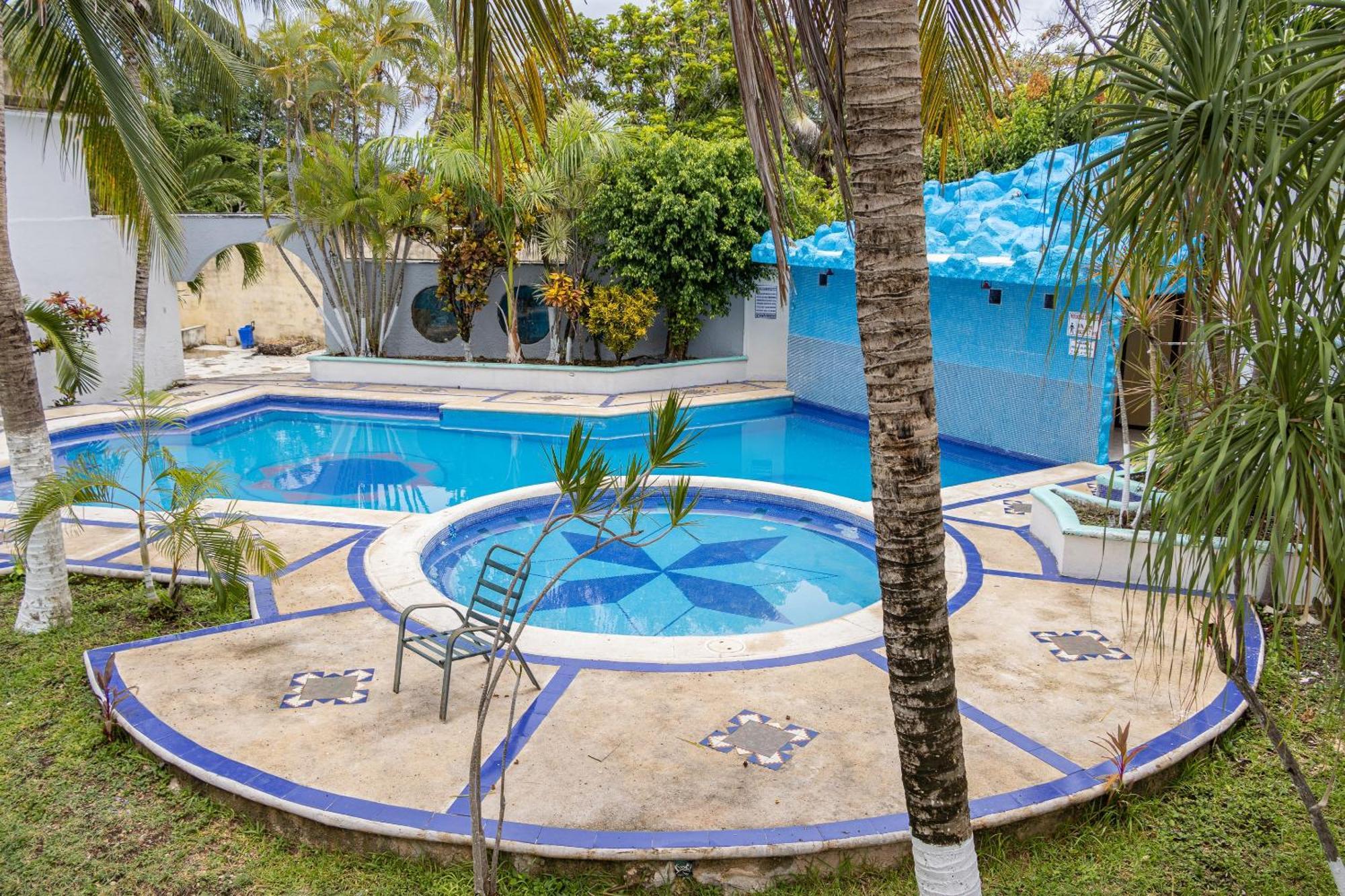 Oyo Hotel Marias,Aeropuerto Internacional De チェトゥマル エクステリア 写真