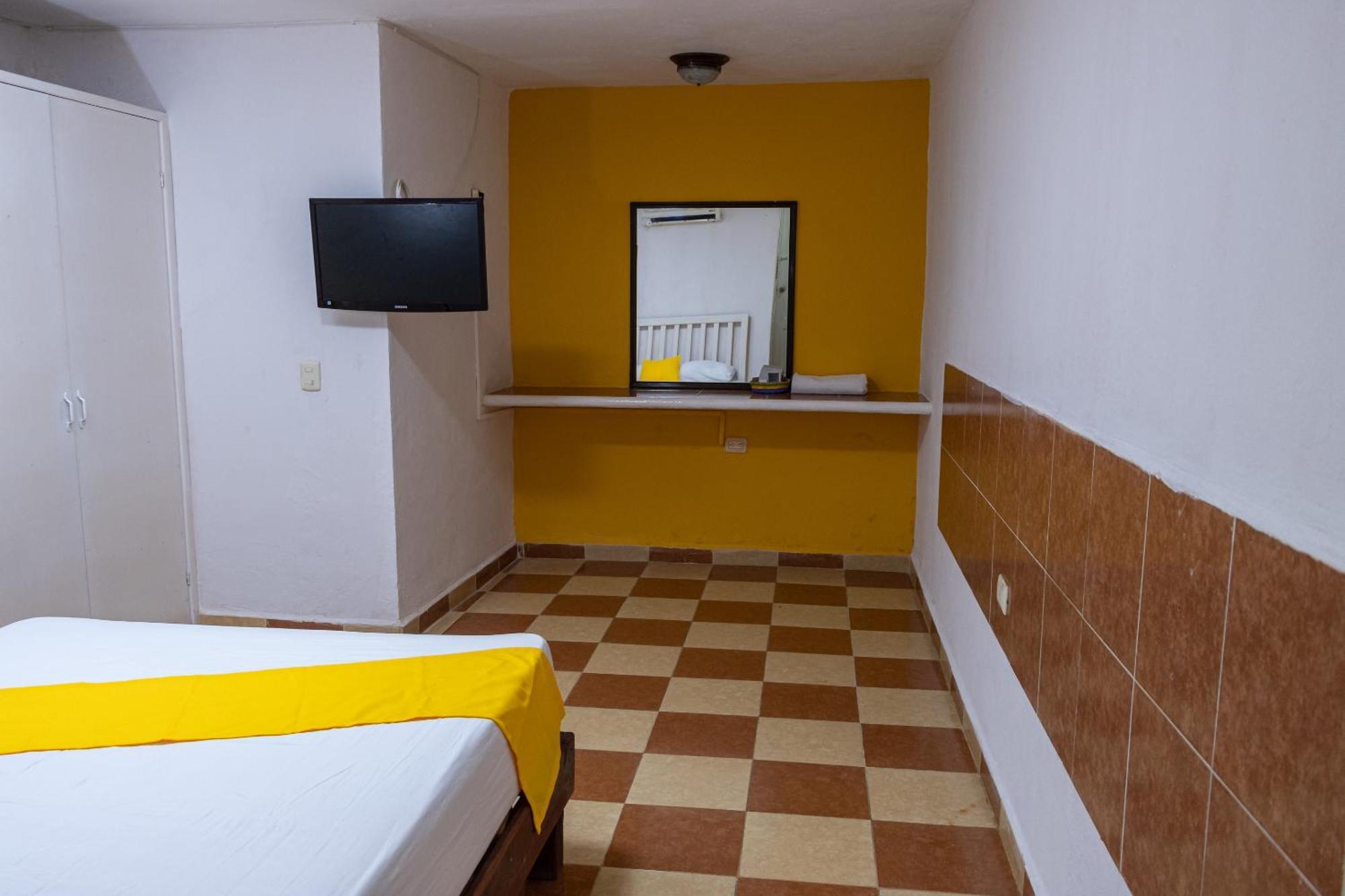 Oyo Hotel Marias,Aeropuerto Internacional De チェトゥマル エクステリア 写真