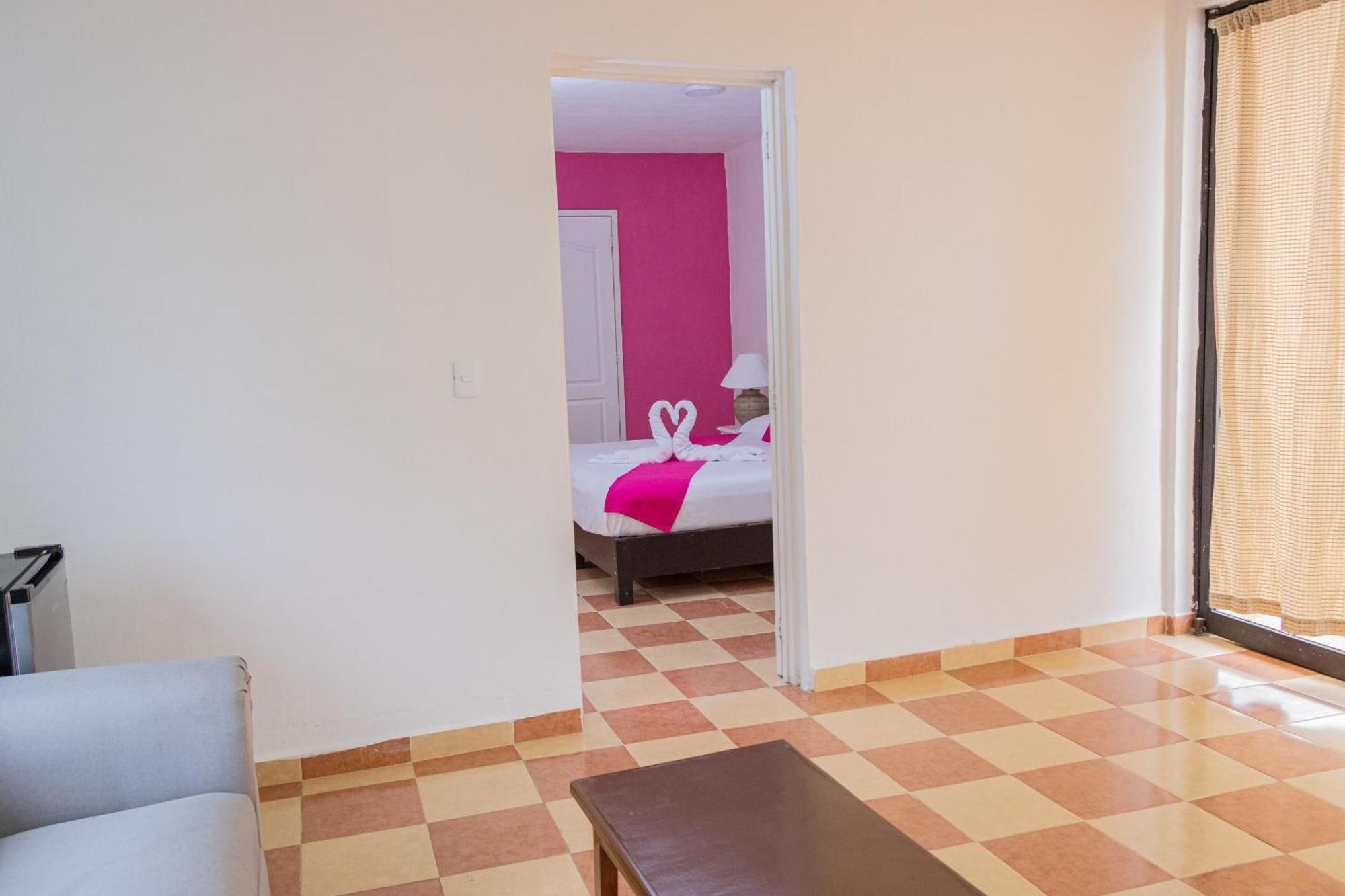 Oyo Hotel Marias,Aeropuerto Internacional De チェトゥマル エクステリア 写真