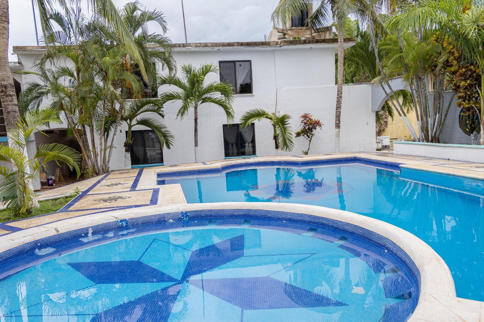 Oyo Hotel Marias,Aeropuerto Internacional De チェトゥマル エクステリア 写真