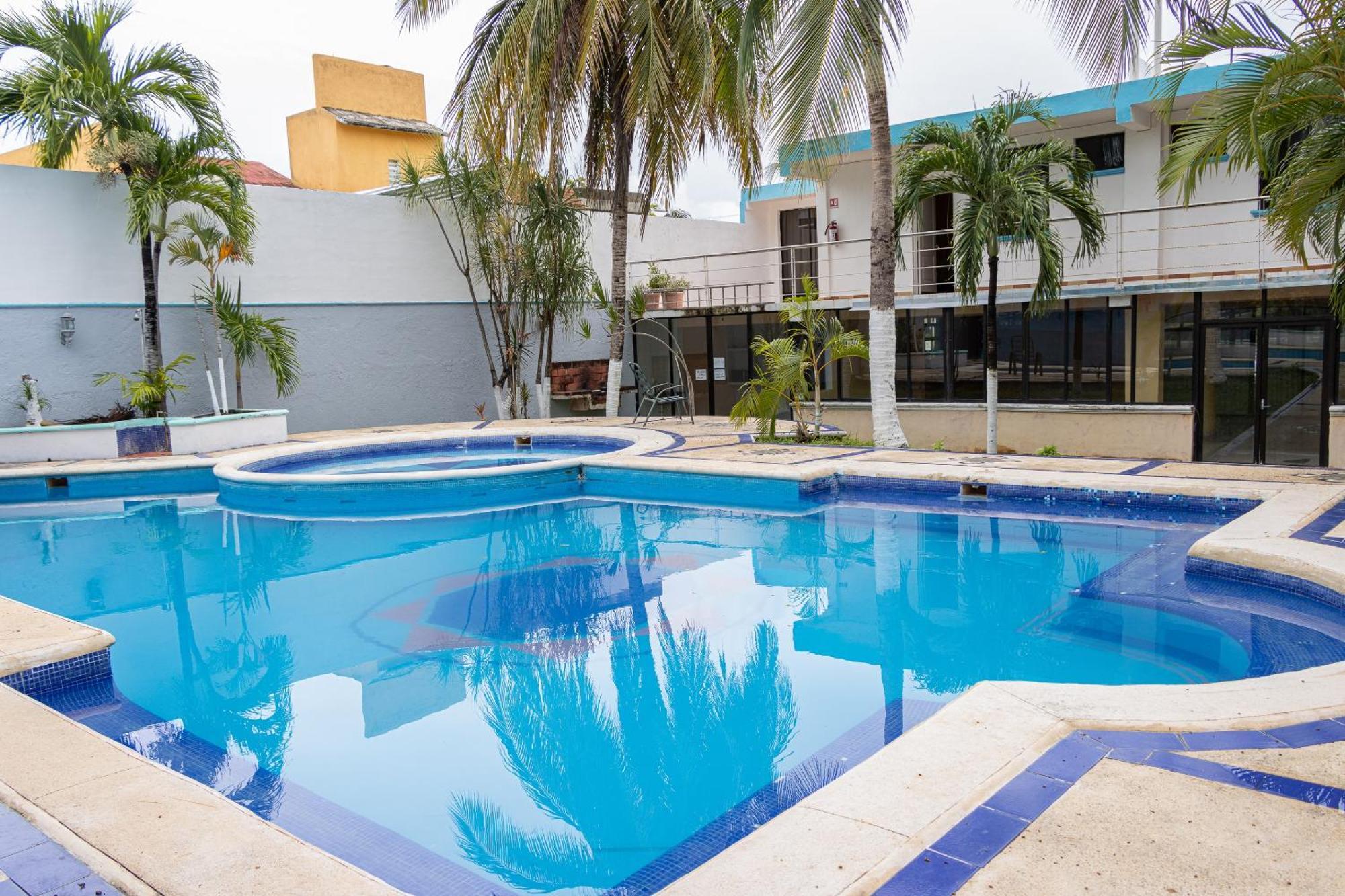 Oyo Hotel Marias,Aeropuerto Internacional De チェトゥマル エクステリア 写真