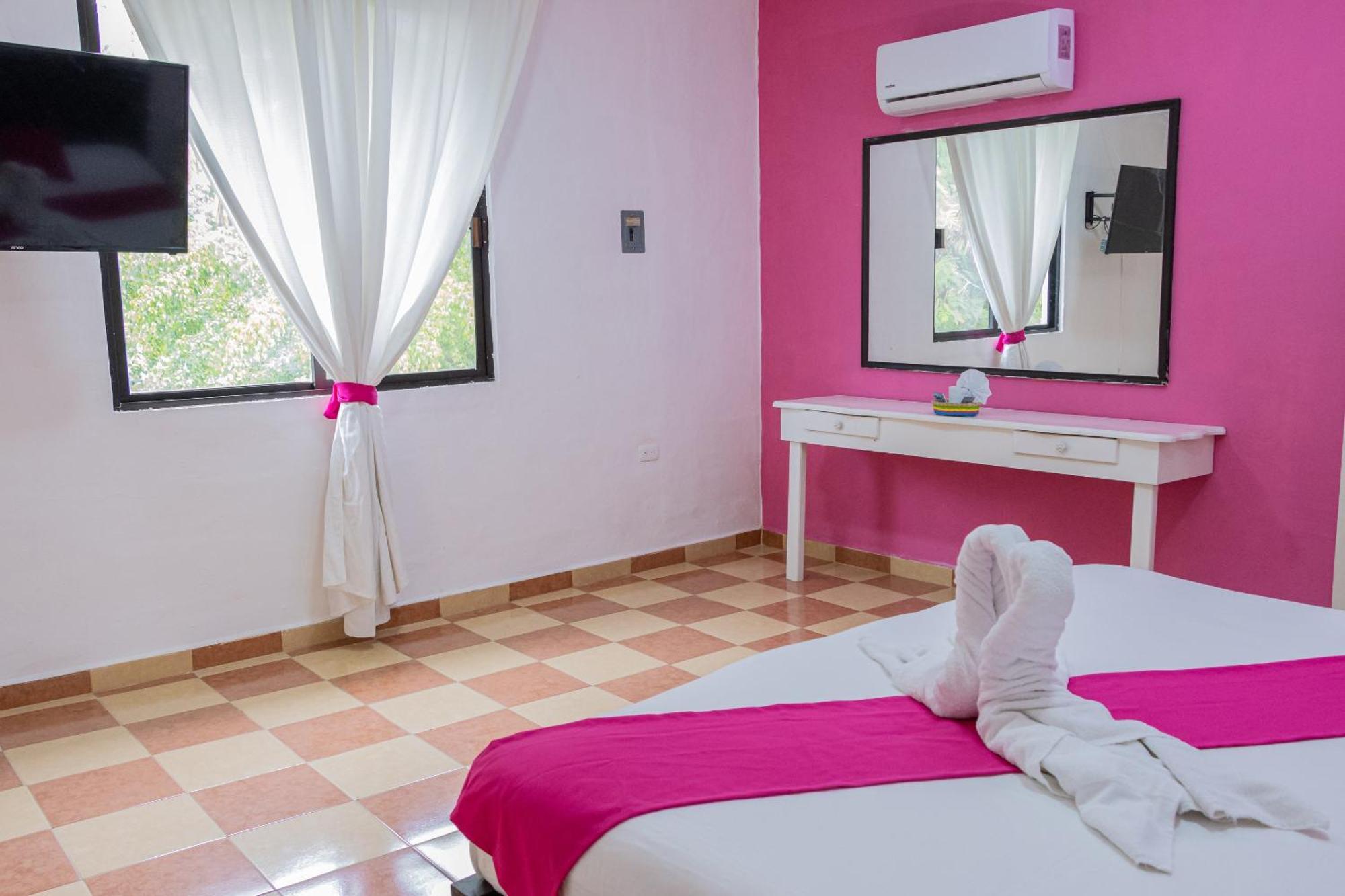 Oyo Hotel Marias,Aeropuerto Internacional De チェトゥマル エクステリア 写真