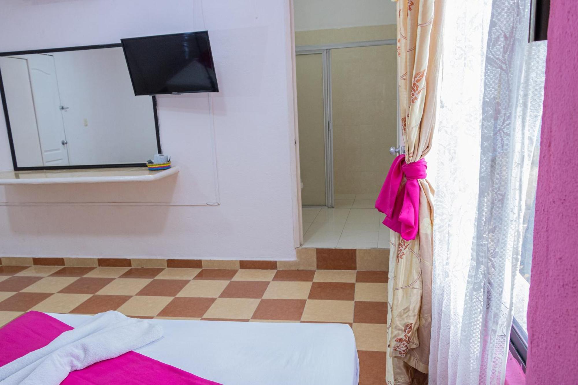Oyo Hotel Marias,Aeropuerto Internacional De チェトゥマル エクステリア 写真