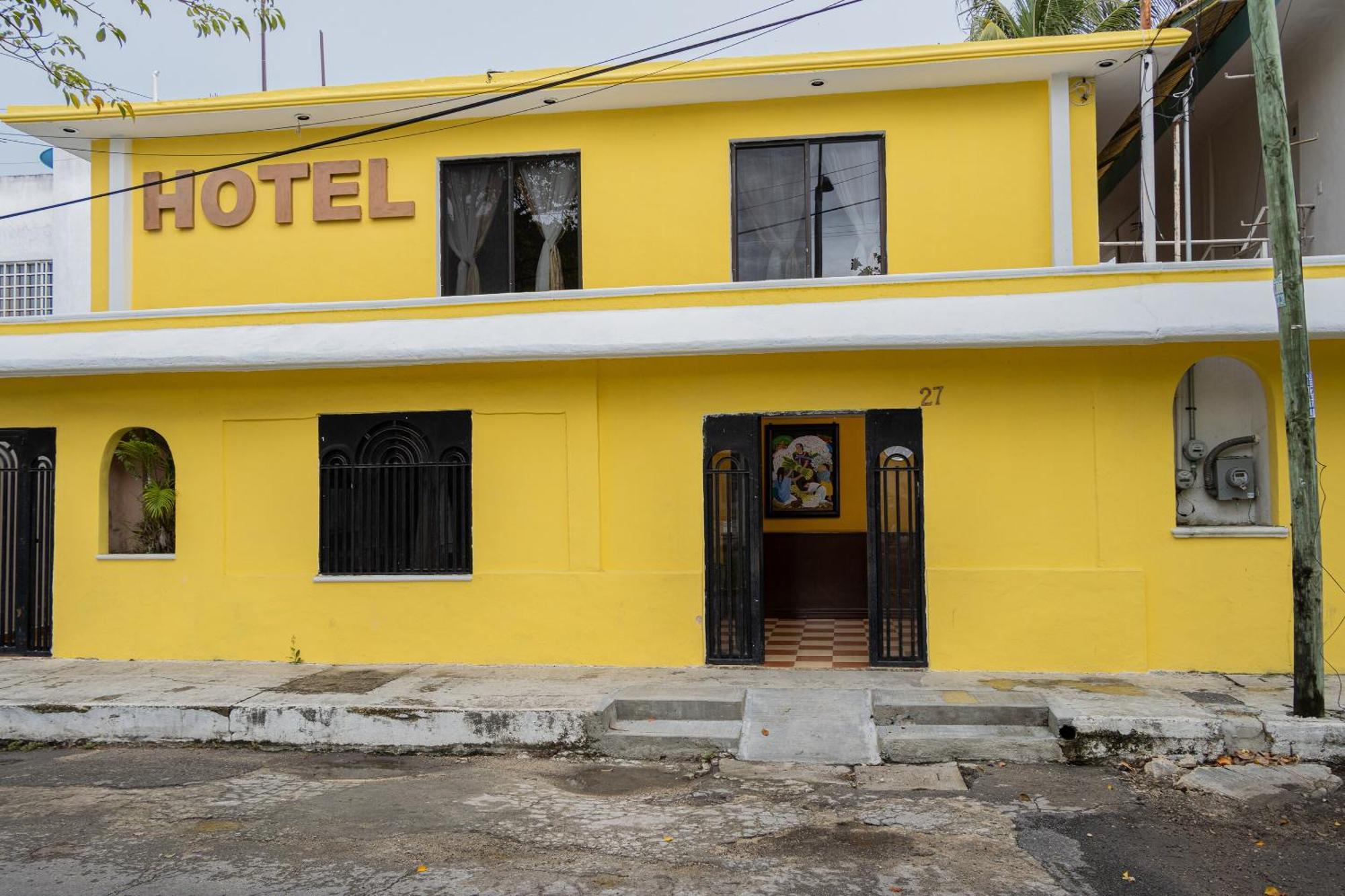 Oyo Hotel Marias,Aeropuerto Internacional De チェトゥマル エクステリア 写真