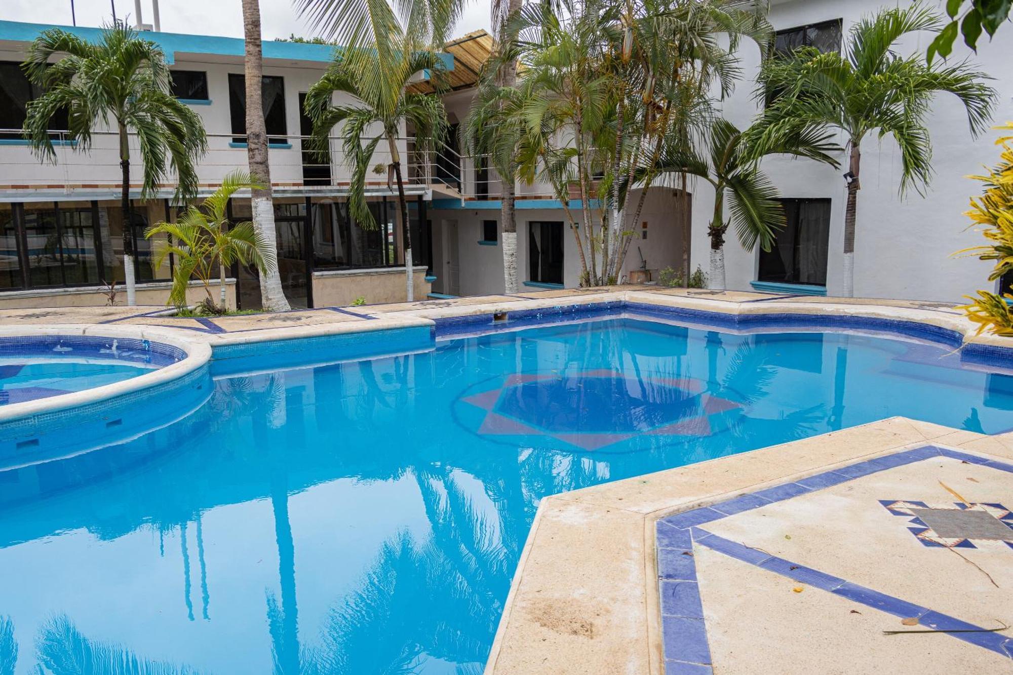Oyo Hotel Marias,Aeropuerto Internacional De チェトゥマル エクステリア 写真