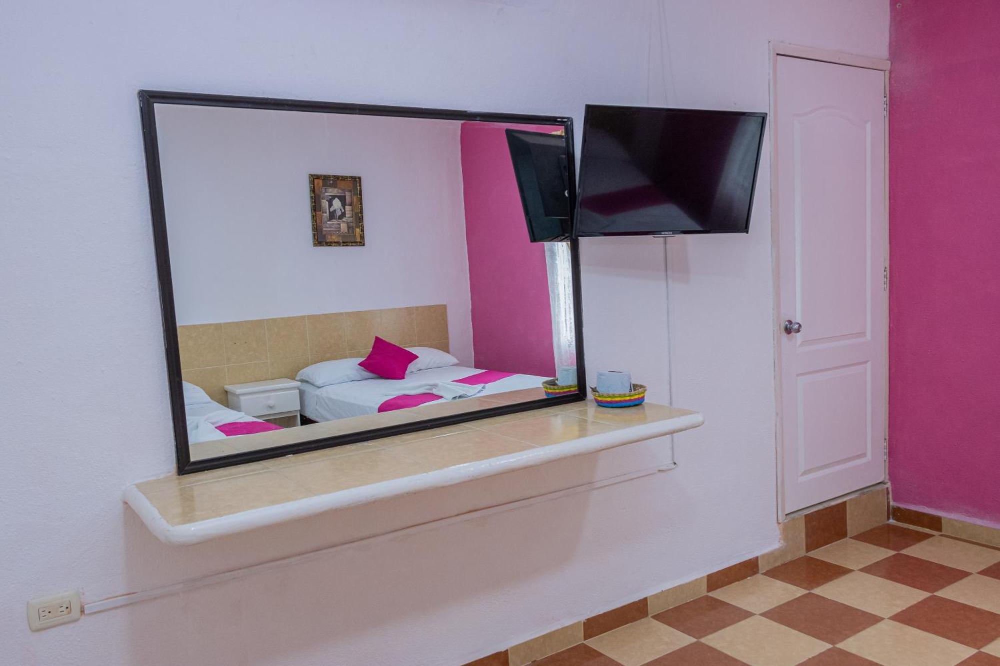 Oyo Hotel Marias,Aeropuerto Internacional De チェトゥマル エクステリア 写真