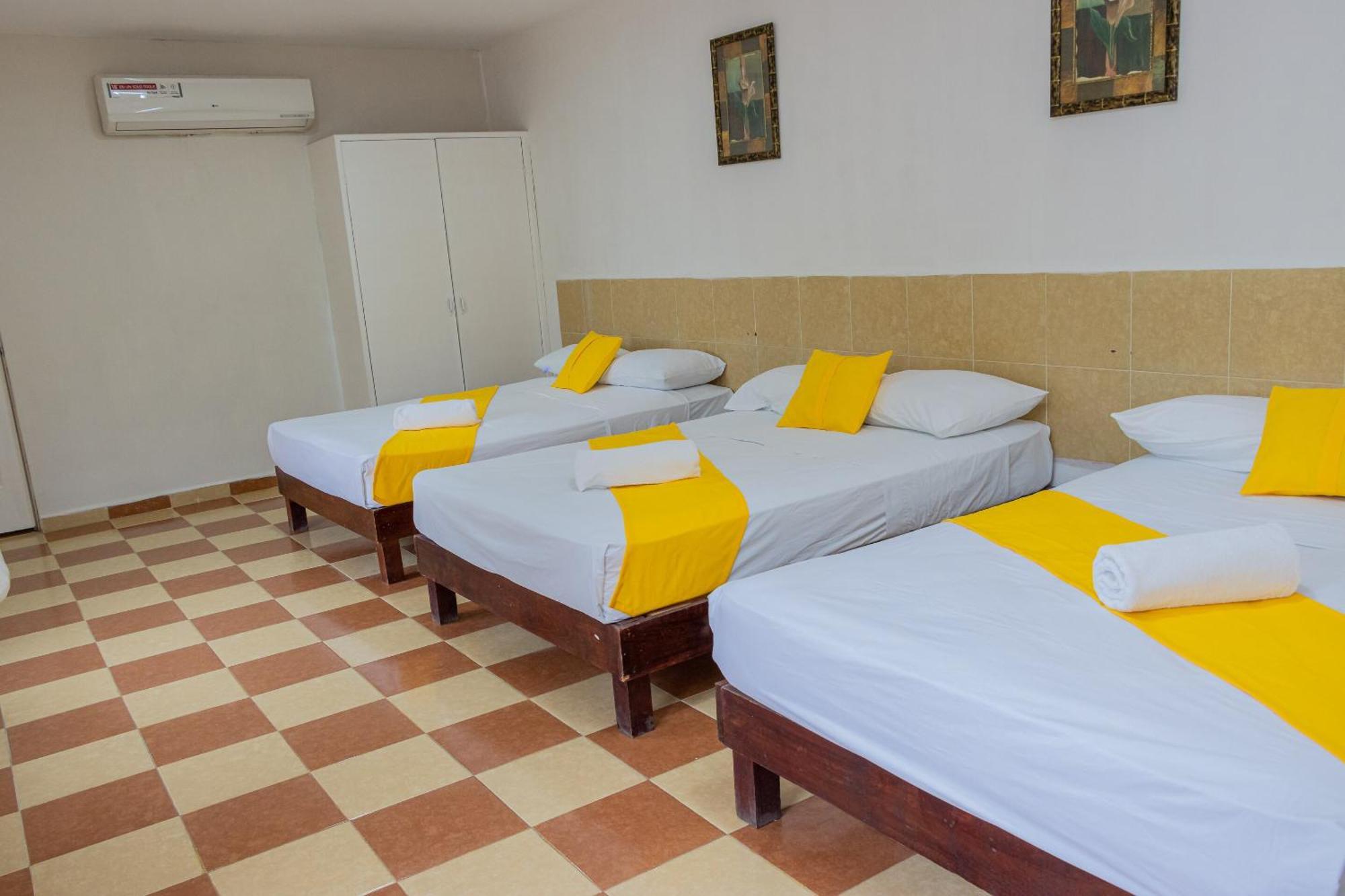 Oyo Hotel Marias,Aeropuerto Internacional De チェトゥマル エクステリア 写真