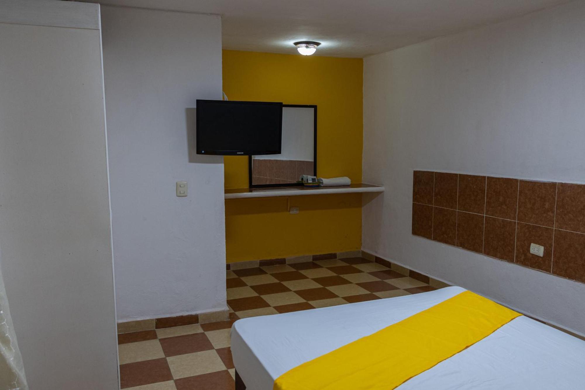 Oyo Hotel Marias,Aeropuerto Internacional De チェトゥマル エクステリア 写真
