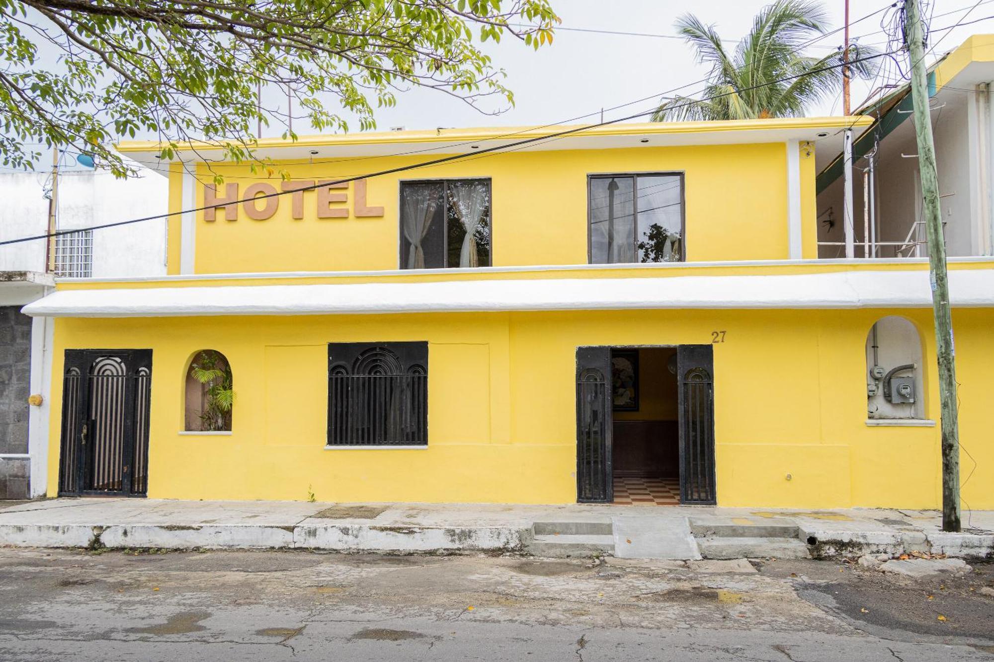 Oyo Hotel Marias,Aeropuerto Internacional De チェトゥマル エクステリア 写真