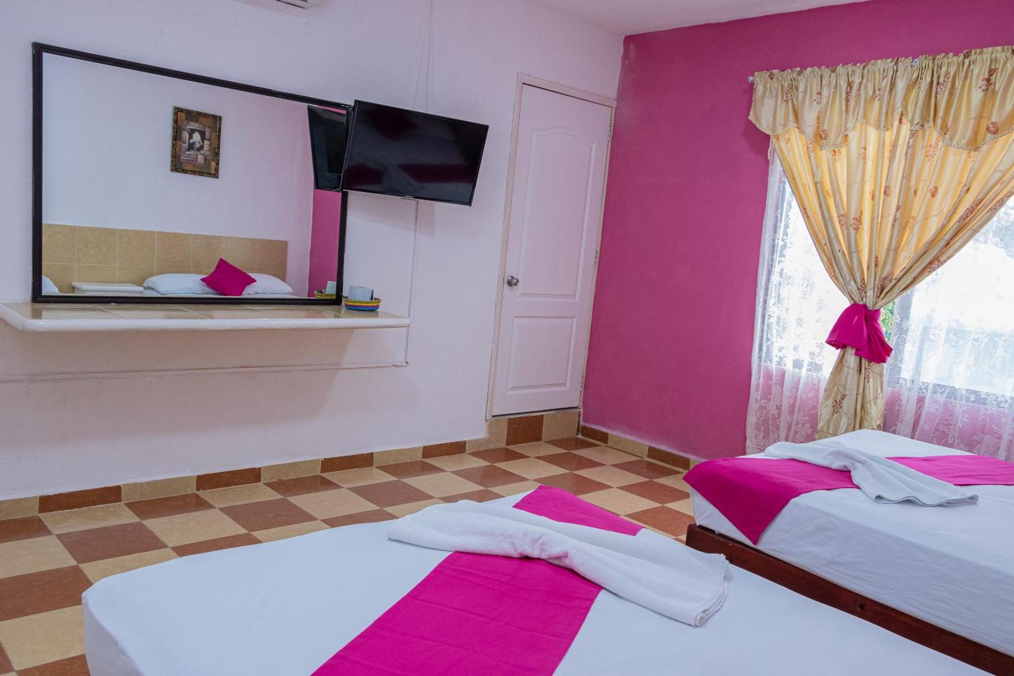 Oyo Hotel Marias,Aeropuerto Internacional De チェトゥマル エクステリア 写真
