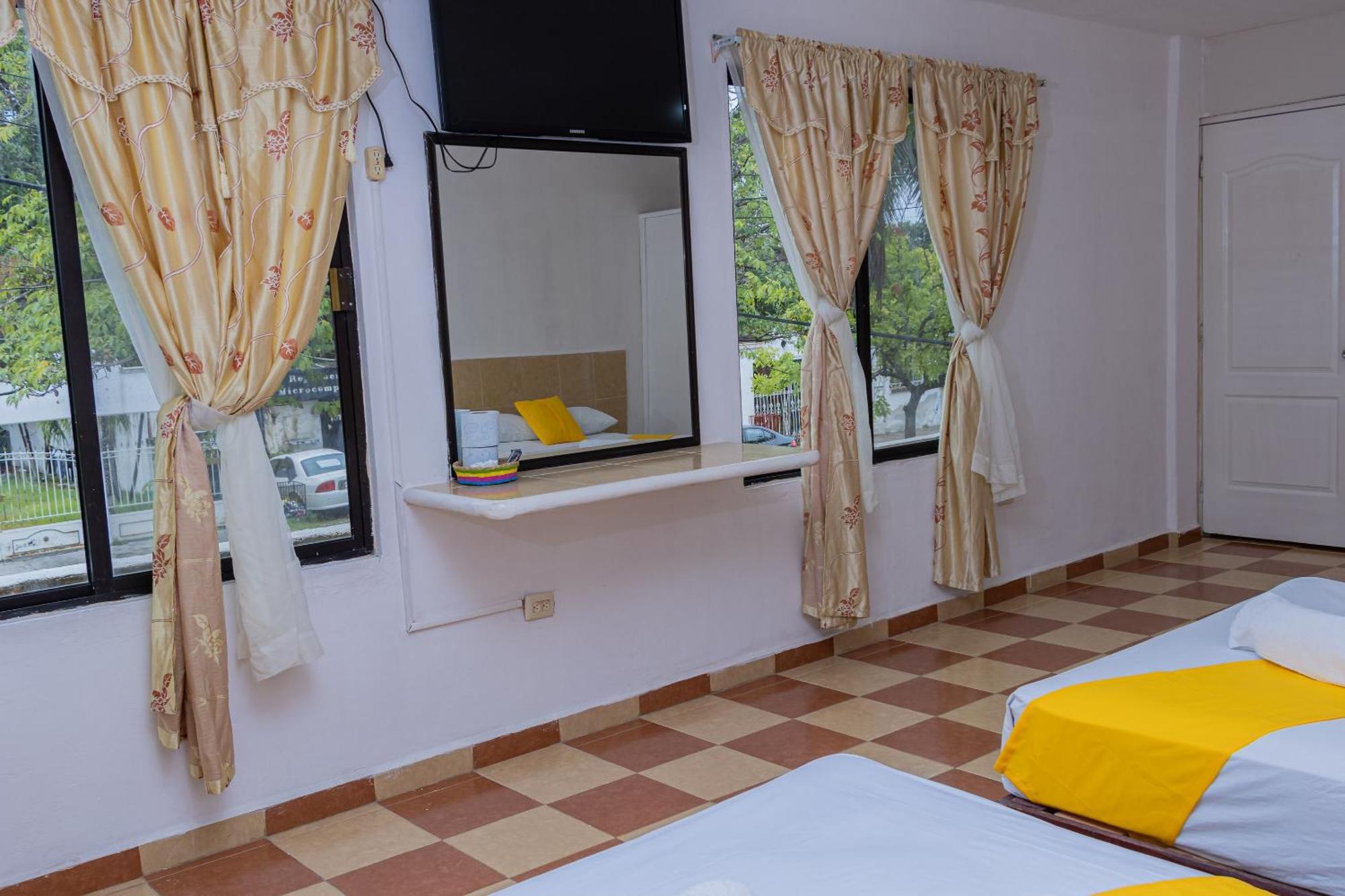 Oyo Hotel Marias,Aeropuerto Internacional De チェトゥマル エクステリア 写真