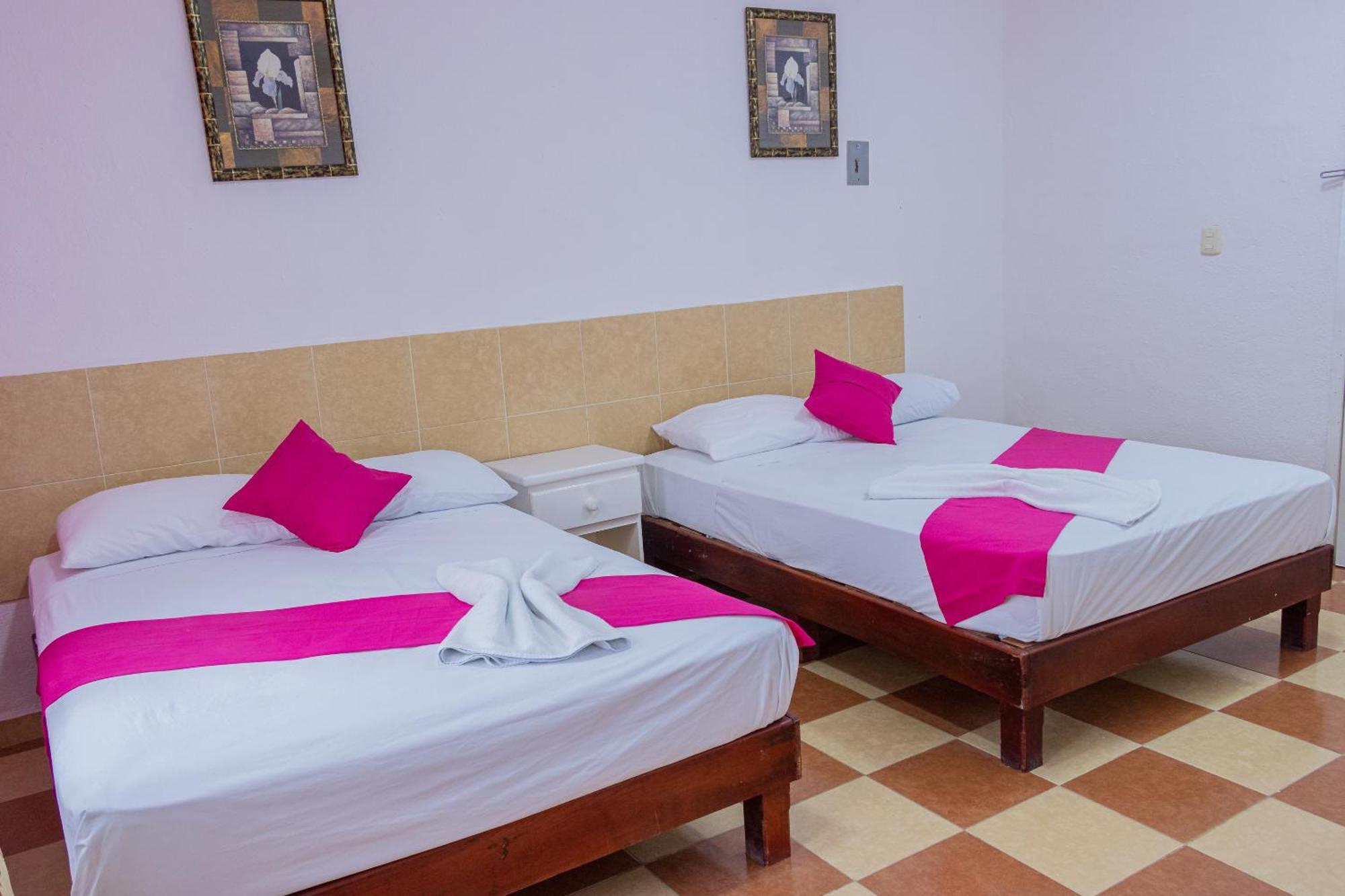Oyo Hotel Marias,Aeropuerto Internacional De チェトゥマル エクステリア 写真